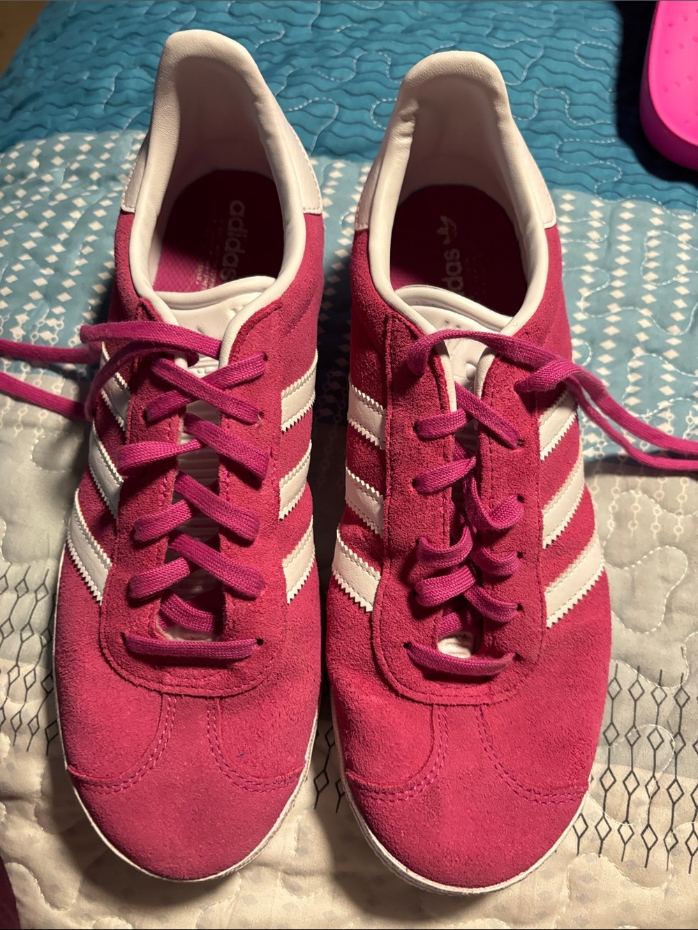 adidas Women’s Hot Pink Suede Sneakers with White Stripes size 7 kids